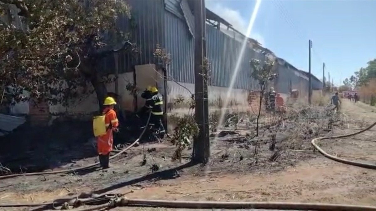 Galpão com borracha triturada pega fogo no distrito industrial de Araguaína
