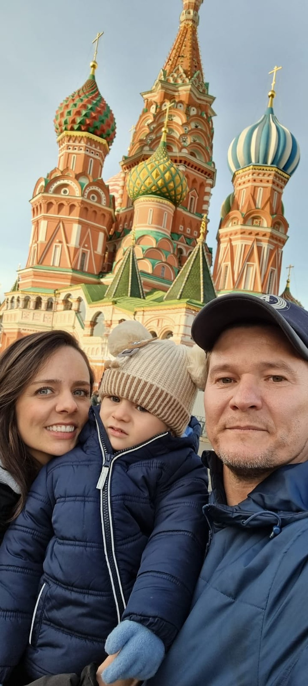 Esposa e filho de Silvio em visita a Moscou — Foto: Arquivo pessoal