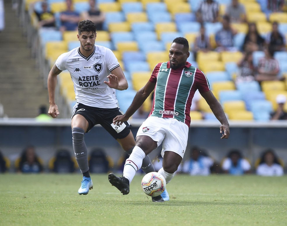 Pedro Raul e Luccas Claro disputam a bola no último clássico entre Botafogo e Fluminense — Foto: André Durão