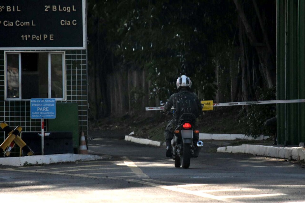 Militar retorna para quartel em Campinas apÃ³s presidente Michel Temer acionar forÃ§as federais para atuar contra greve de caminhoneiros. (Foto: Fernando Evans/G1)