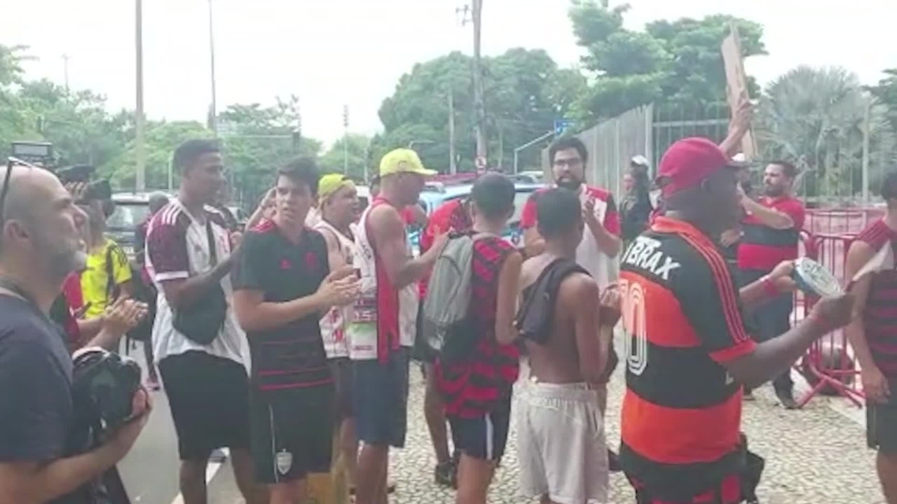 Torcedores do Flamengo protestam em frente &agrave; G&aacute;vea