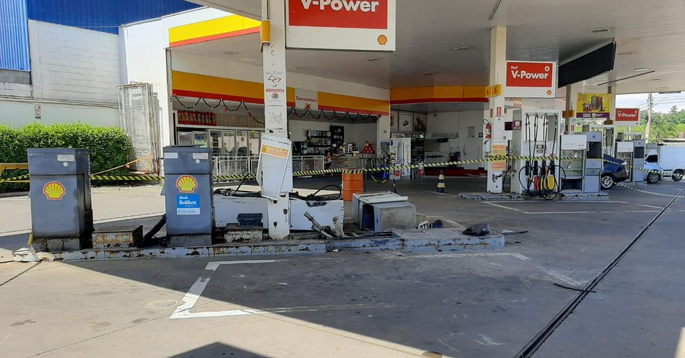 Carro capotou após batida e atingiu bomba de posto de combustíveis em Piracicaba (SP) — Foto: Caroline Giantomaso/g1