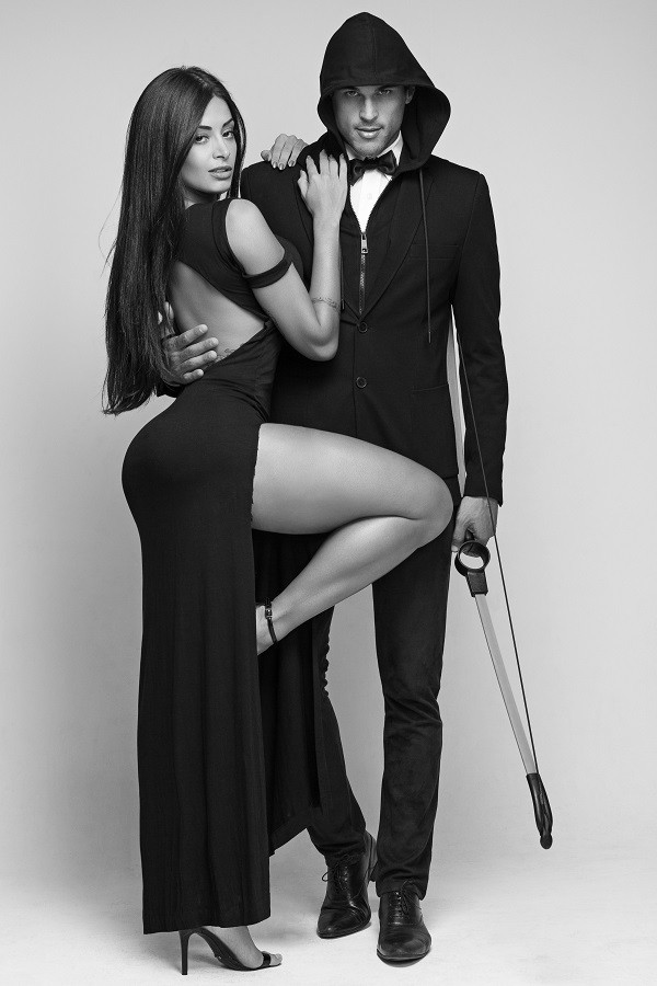 Aline e Felipe, namorados na vida real, encenam no palco seis momentos de um casal (Foto: Divulgação)