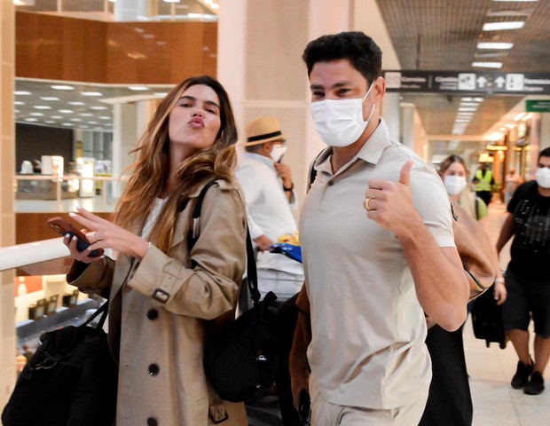 Cauã Reymond e Mariana Goldfarb no aeroporto Santos Dumont (Foto: Webert  Belicio e Victor Chapetta/AgNews)