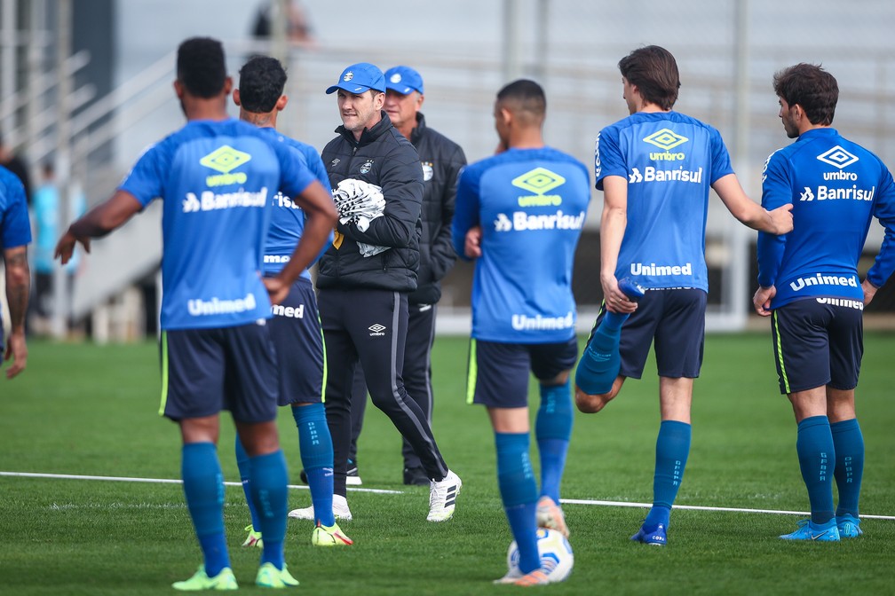 Felipão e Paulo Turra comandam treino do Grêmio — Foto: Lucas Uebel/Grêmio