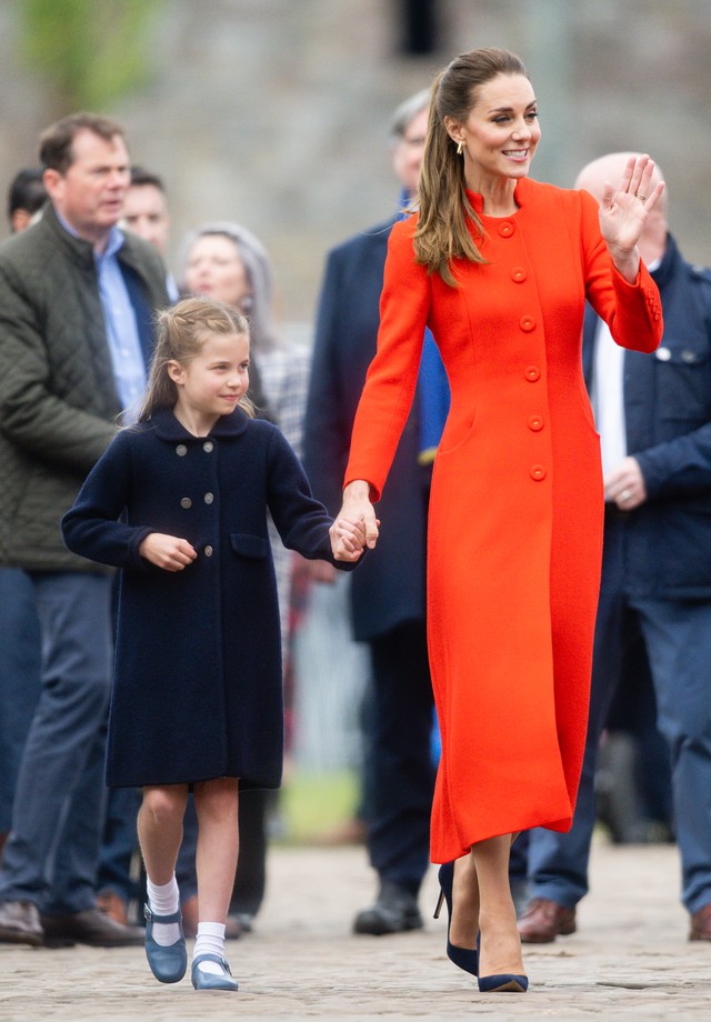 CARDIFF, WALES - JUNE 04: Catherine, Duchess of Cambridge and Princess Charlotte of Cambridge visit Cardiff Castle on June 04, 2022 in Cardiff, Wales. The Platinum Jubilee of Elizabeth II is being celebrated from June 2 to June 5, 2022, in the UK and Comm (Foto: WireImage)