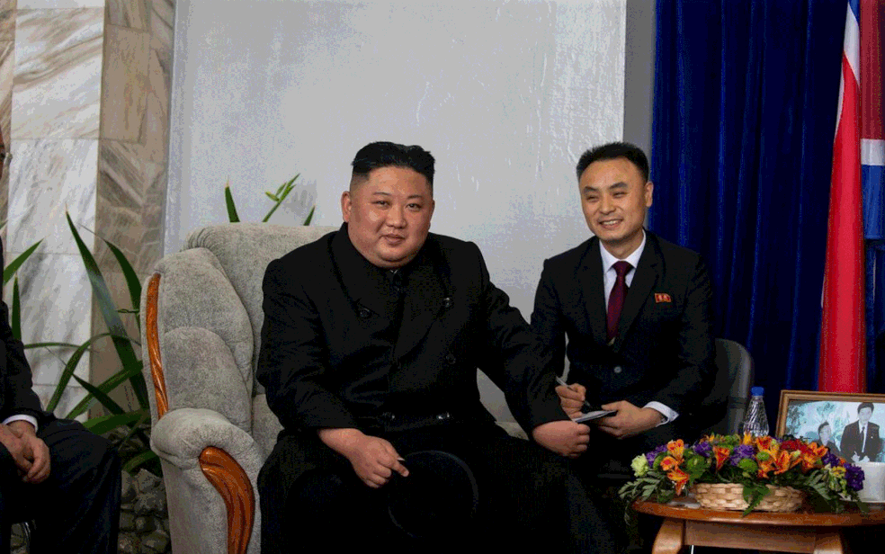 Kim Jong-un participa de reuniÃ£o com oficiais russos em sua chegada a Khasan, na RÃºssia â Foto: ServiÃ§o de Imprensa da AdministraÃ§Ã£o de Primorsky Krai / Alexander Safronov / via Reuters