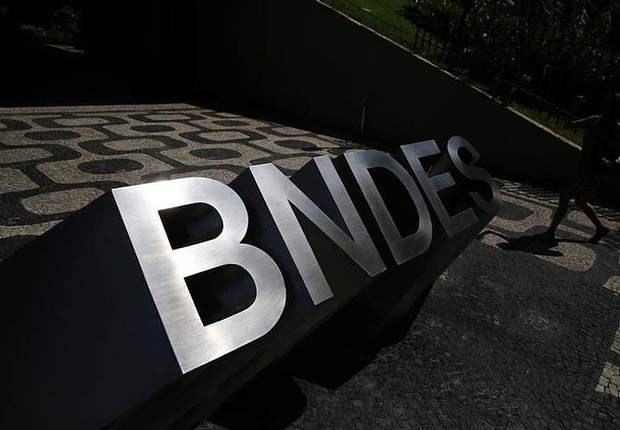 Logo do Banco Nacional de Desenvolvimento Econômico e Social (BNDES) na entrada de sua sede no Rio de Janeiro (Foto: Nacho Doce/Reuters)