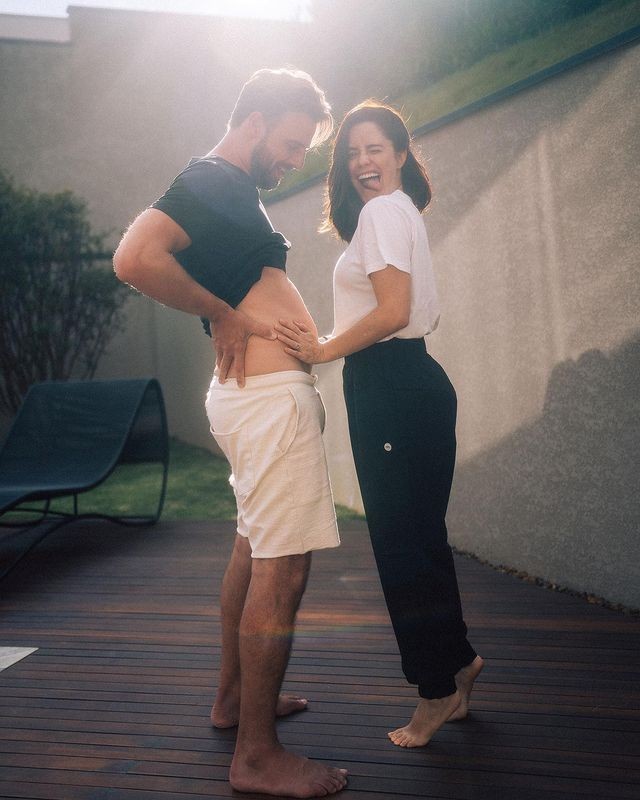 Fernanda Vasconcellos brinca em foto com Cássio Reis após anunciar a gravidez (Foto: Reprodução / Instagram)
