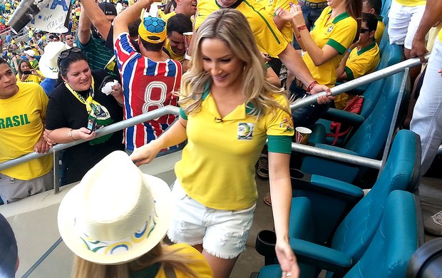 Claudia Leitte torcida jogo Brasil Itália (Foto: Marcelo Baltar)