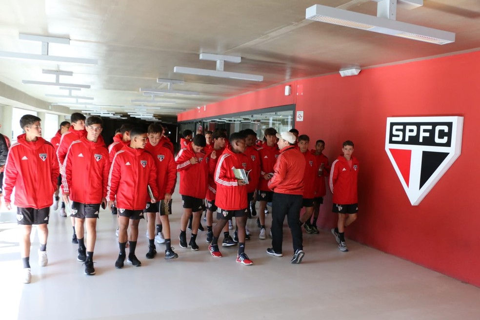 Garotos conheceram todo o estádio são-paulino — Foto: Igor Amorim/saopaulofc.net