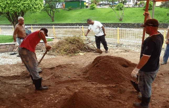 Funcionários da prefeitura de Igrapiúna tiram lama e galhos das vias da cidade. (Foto: William Boy/ Prefeitura de Igrapiúna)