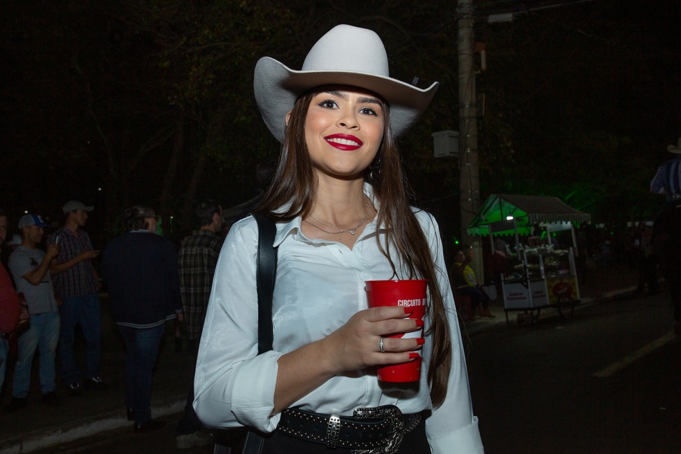 A música favorita de Leticia Siqueira, de Araçatuba (SP), na Festa do Peão de Barretos 2022 é 'Tem cabaré essa noite'  — Foto: Ricardo Nasi/g1