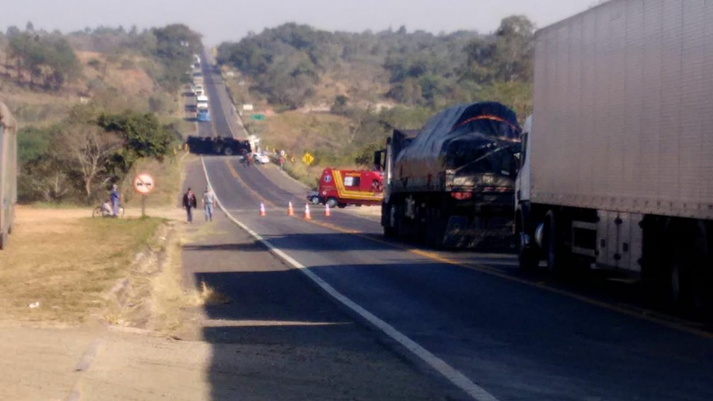 Tombamento de carreta congestionou trânsito na Rodovia Geraldo de Barros em Águas de São Pedro (Foto: Edijan Del Santo/EPTV)