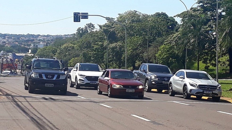 Semáforos na rotatória do Cristo, na Avenida Manoel Goulart, começaram a operar nesta segunda-feira (25) — Foto: Emerson Sanchez/TV Fronteira
