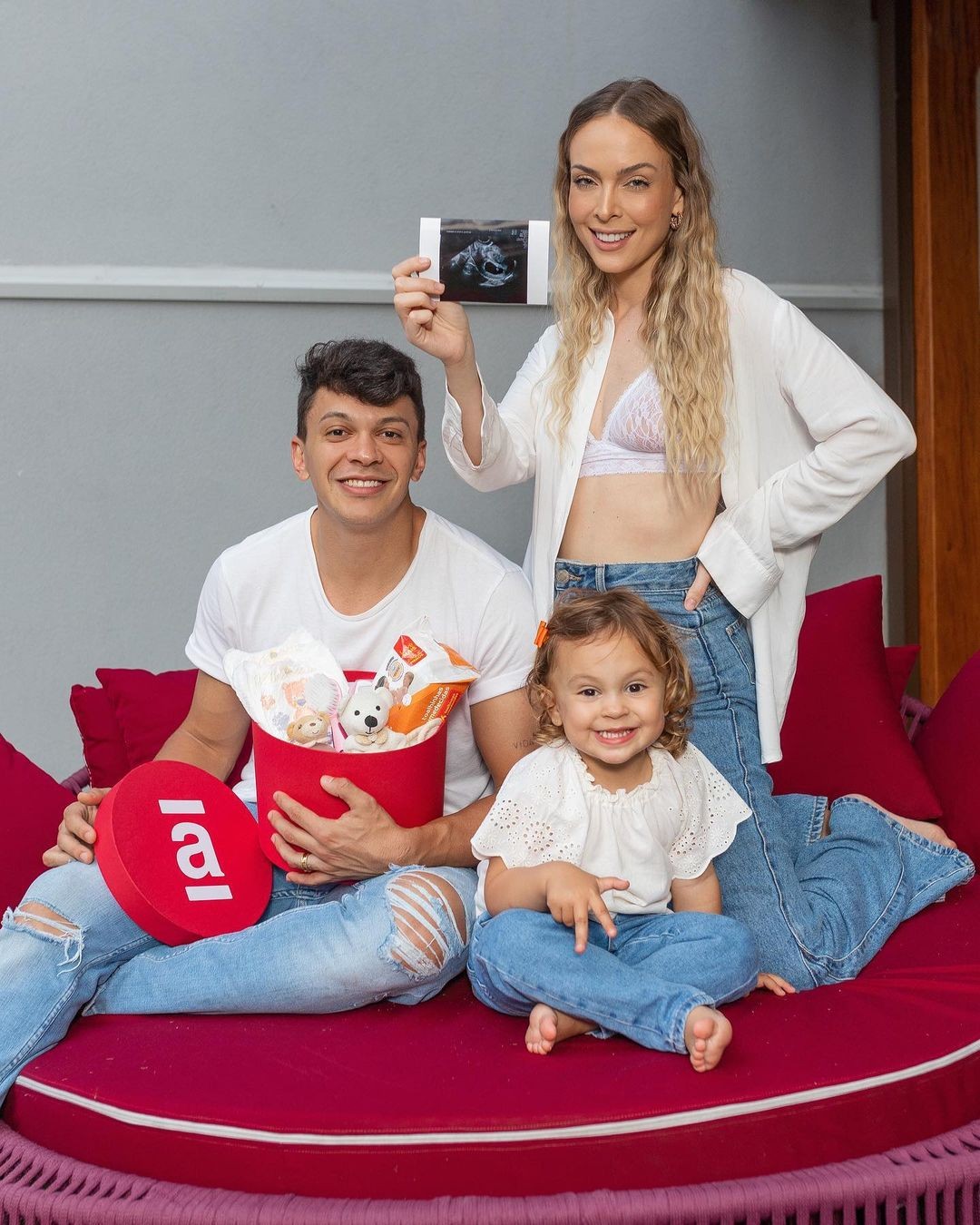 Tata Estaniecki e Júlio Cocielo anunciam segunda gravidez (Foto: Reprodução/Instagram)