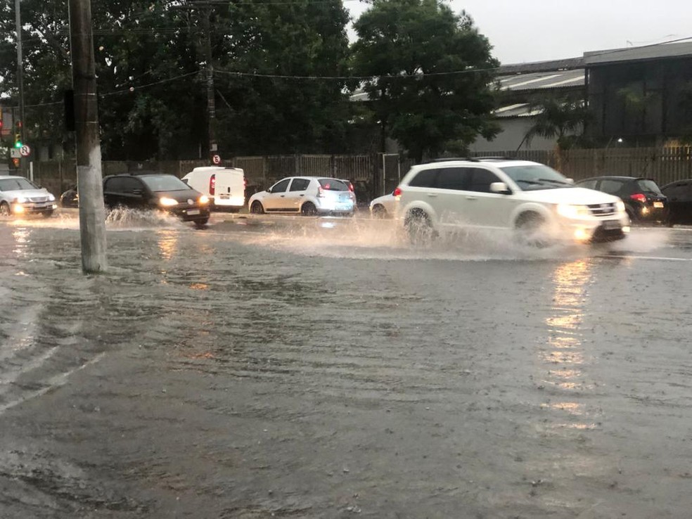 Porto Alegre amanheceu com alagamentos devido à chuva intensa — Foto: Matheus Felipe/RBS TV