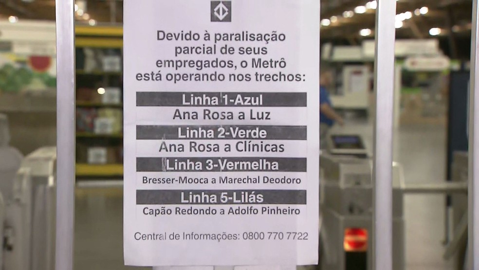 Cartaz informa opera parcial do Metrô de SP nesta quinta devido a paralisação (Foto: Reprodução TV Globo)