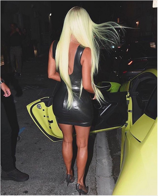 A socialite Kim Kardashian de costas (Foto: Instagram)