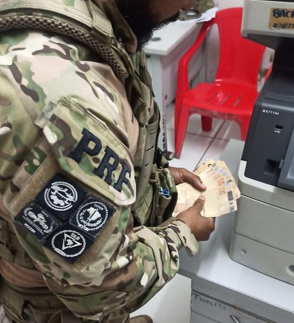 Crime eleitoral: homens são presos em posse de dinheiro, cestas básicas e material de campanha na BR-135, no MA — Foto: Divulgação/PRF