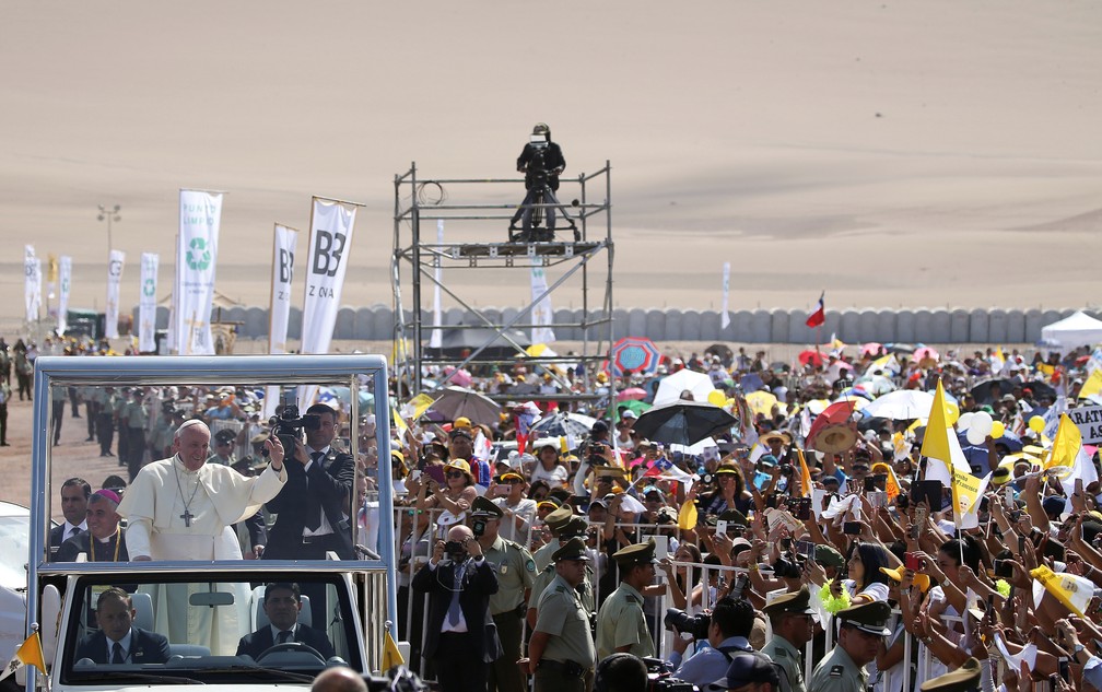 Papa chega no Papamóvel para celebrar missa nesta quinta-feira (18) em Iquique, no Chile (Foto: Alessandro Bianchi/Reuters)