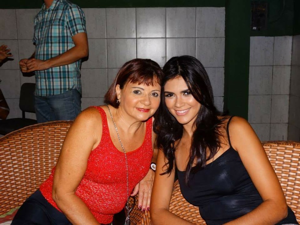 A aposentada Maria Costa junto com a filha, Rayneia Lima, que foi assassinada na Nicarágua (Foto: Acervo pessoal)