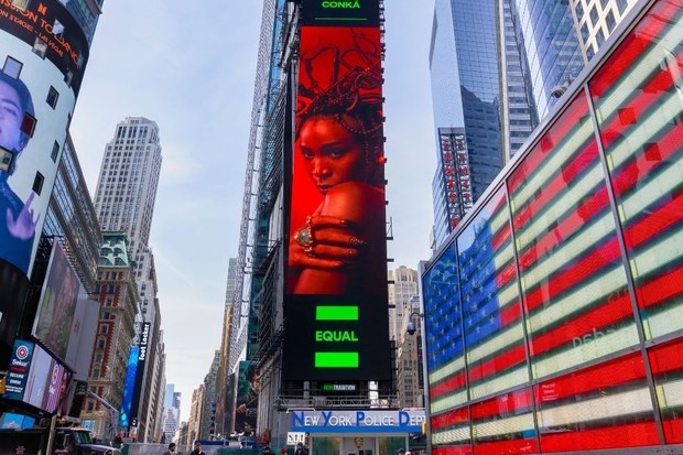  Urucum, novo álbum da cantora Karok Conká, estampado na Times Square, em Nova Iorque.  (Foto: Reprodução / Instagram)
