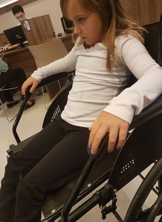 Lara teve que usar cadeira de roda (Foto: Arquivo Pessoal)