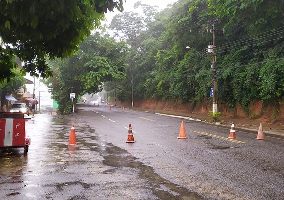 Guarda Municipal em Laje do Muriaé orienta os motoristas para que evitem acessar a cidade por conta das inundações — Foto: Guarda Municipal de Laje do Muriaé/Divulgação