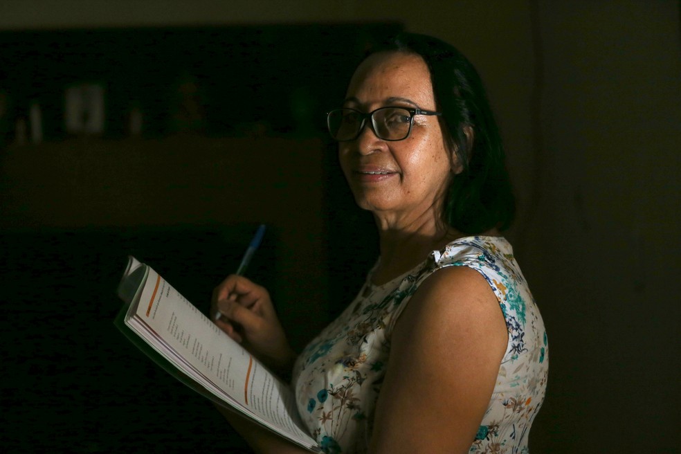 Raimunda do Carmo deixou de estudar, em 1980,  quando casou e teve filho. Ela retornou os estudos e concluiu o Ensino Médio em 2018.  — Foto: Natinho Rodrigues/SVM