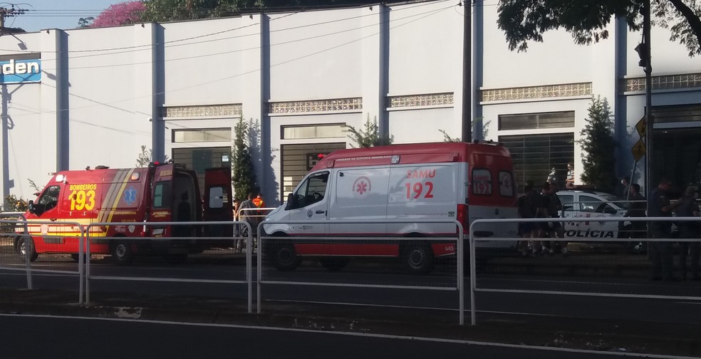 Equipes do Corpo de Bombeiros e Samu prestaram socorro às vítimas de atentado em Piracicaba  — Foto: Claudia Assencio/ g1 Piracicaba