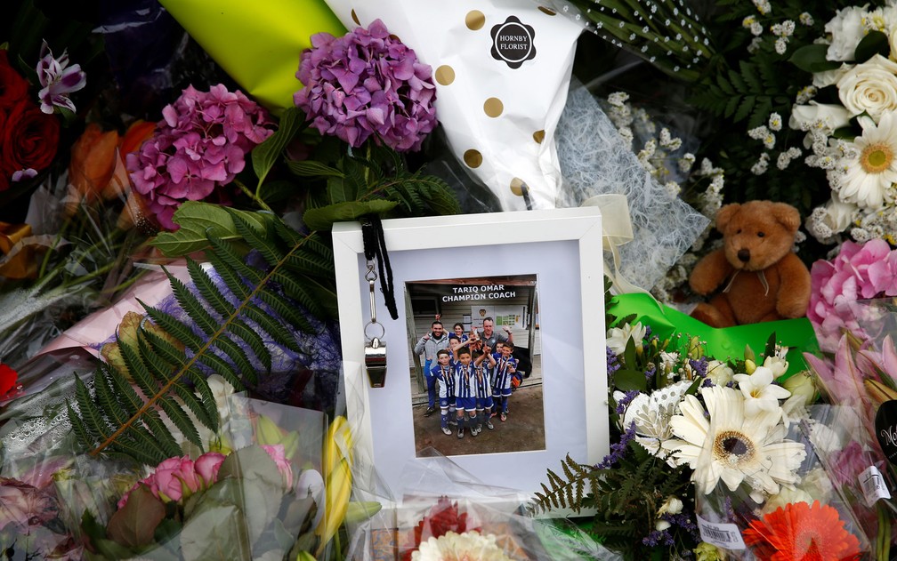 Flores e homenagens sÃ£o deixadas em local do atentado em Christchurch â€” Foto: Reuters/Edgar Su