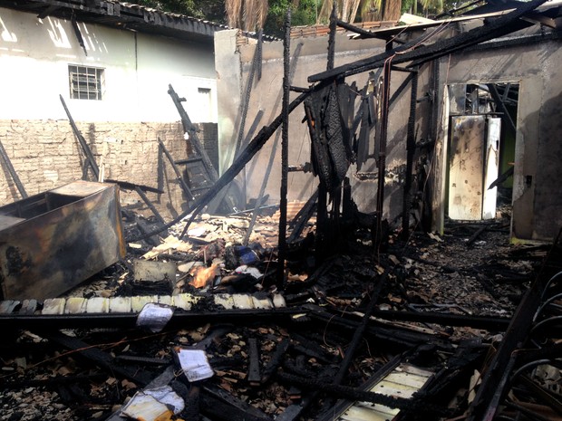 Incêndio atingiu casa na Zona Central de Macapá  (Foto: Jéssica Alves/G1)