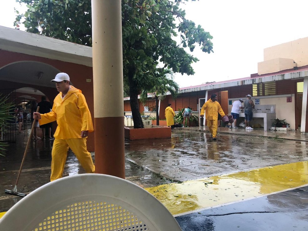 Funcionários fizeram a limpeza no hotel — Foto: Cláudio Dias Batista/Arquivo pessoal