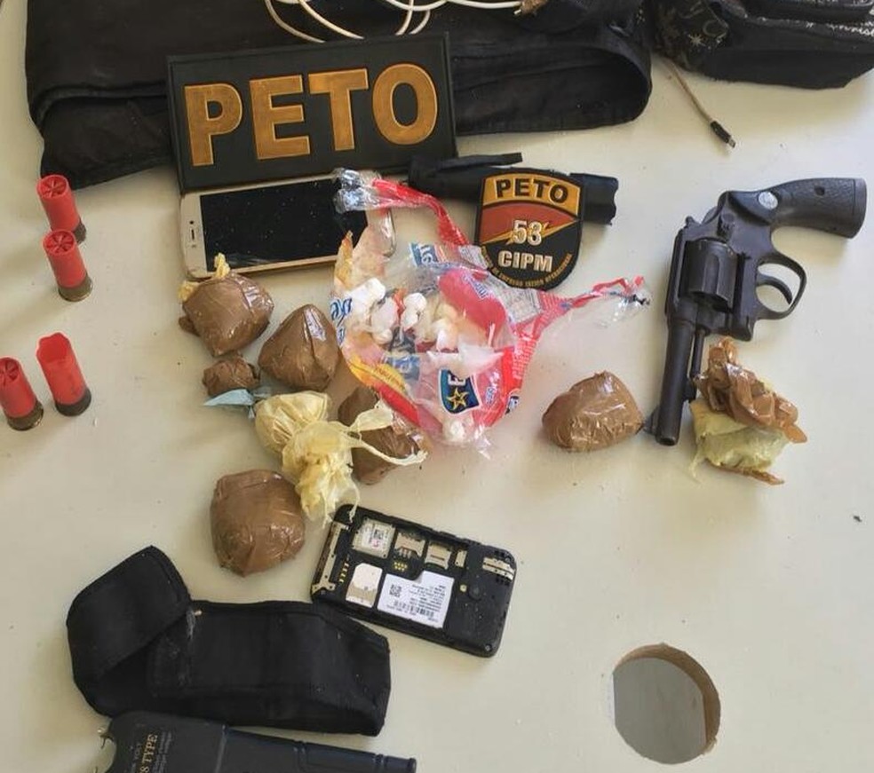 Arma, drogas e munições foram apreendidas com homem baleado em Mata de São João (Foto: SSP/ Divulgação)