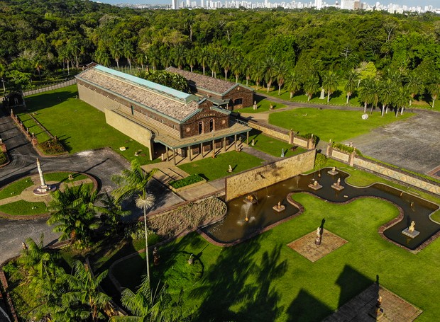 Vista ampla da Oficina Brennand, com instalações culturais e muito verde (Foto: Breno e Gabriel Laprovitera / Divulgação )
