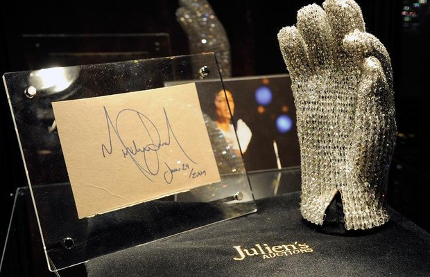 Luva de Michael Jackson leiloada em 2010 (Foto: Ethan Miller/Getty Images)