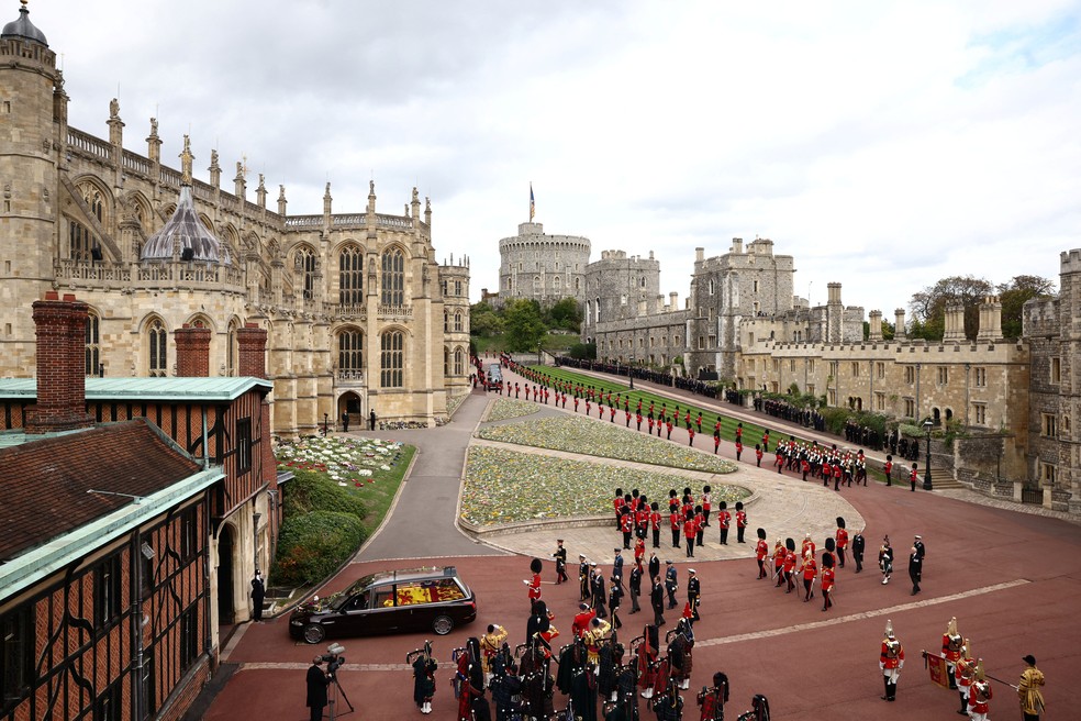 Carro funerário com o caixão da Rainha Elizabeth II chega ao Castelo de Windsor — Foto: REUTERS/Henry Nicholls
