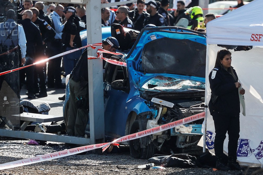 Motorista invade ponto de ônibus em um suposto ataque em Jerusalém, em 10 de fevereiro de 2023 — Foto: REUTERS/Ammar Awad