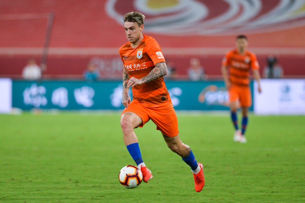 Róger Guedes pelo Shandong Luneng — Foto: Visual China Group via Getty Images