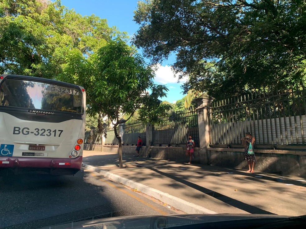 Moradores de Belém aguardam transportes coletivos ao lado de cemitérios em Belém — Foto: Lissa de Alexandria