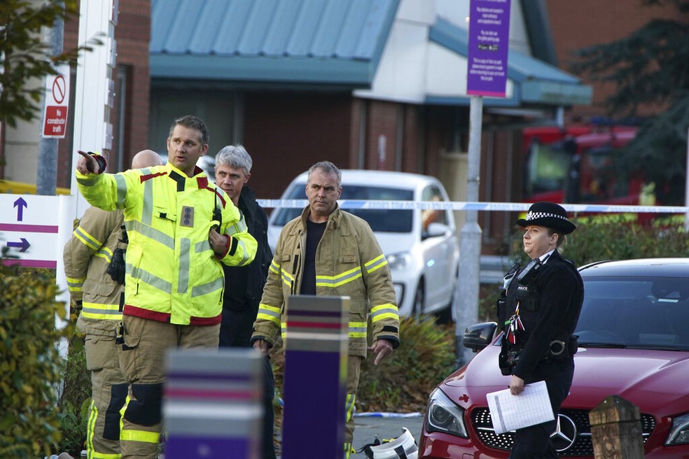 Agentes do lado de fora do hospital de Liverpool onde houve uma explosão, em 14 de novembro de 2021 — Foto: Peter Byrne/AP