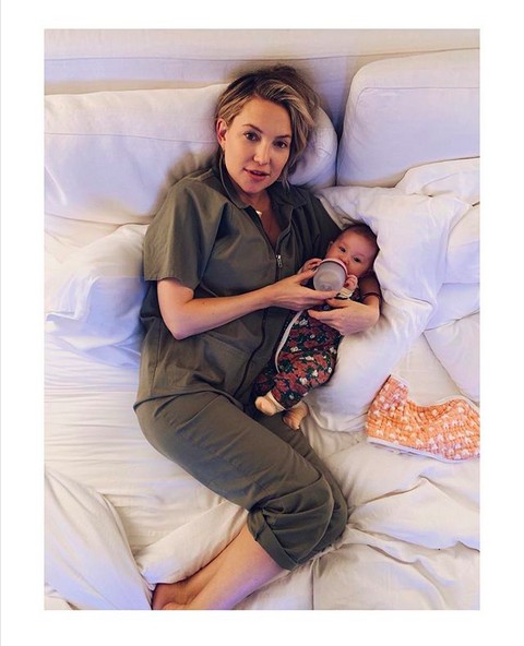 A atriz Kate Hudson com a filha nascida no final de 2018 (Foto: Instagram)