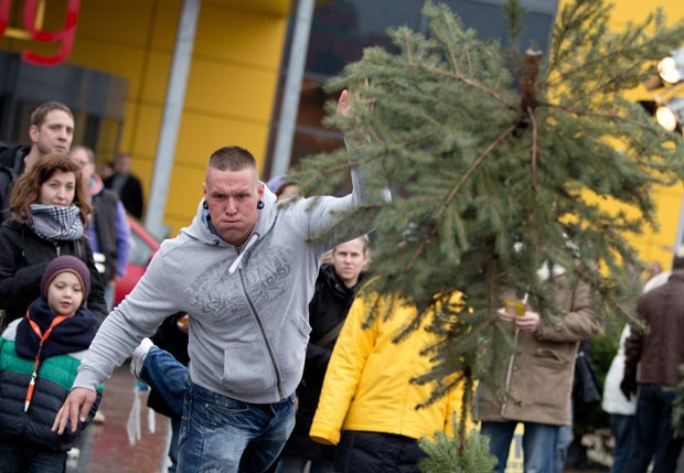 Alemães disputaram competição de arremesso de árvore de Natal em Berlim (Foto: Joerg Carstensen/AFP)