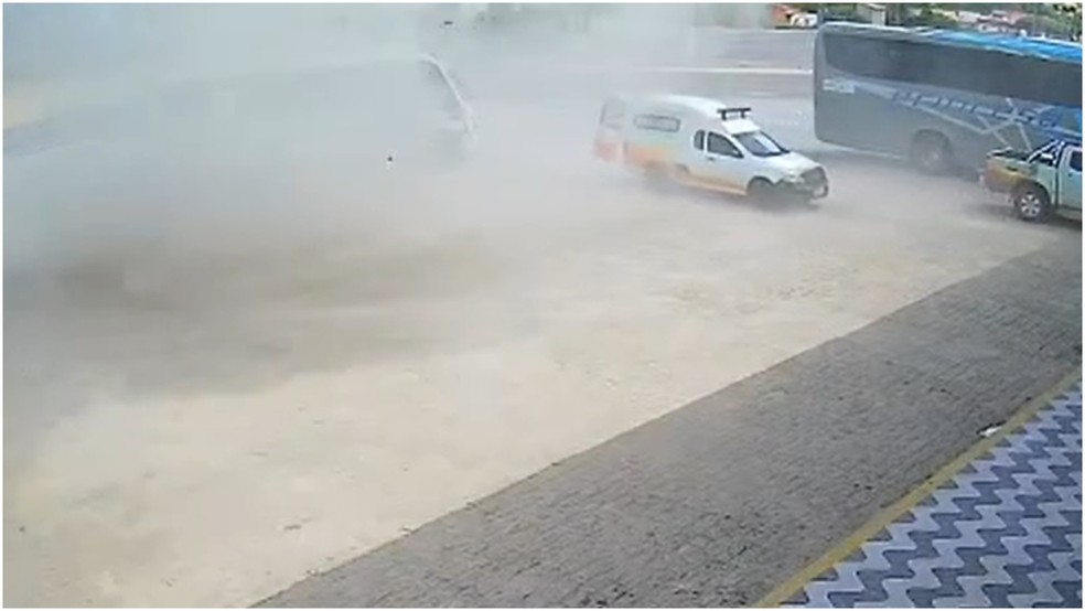 Redemoinho arrasta ambulância com paciente no interior em Madalena, no interior do Ceará — Foto: Reprodução