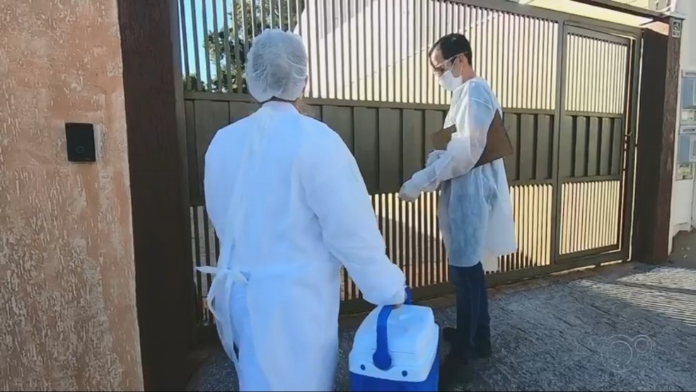 Equipes est&atilde;o percorrendo casas de moradores em Ol&iacute;mpia &mdash; Foto: Reprodu&ccedil;&atilde;o/TV TEM