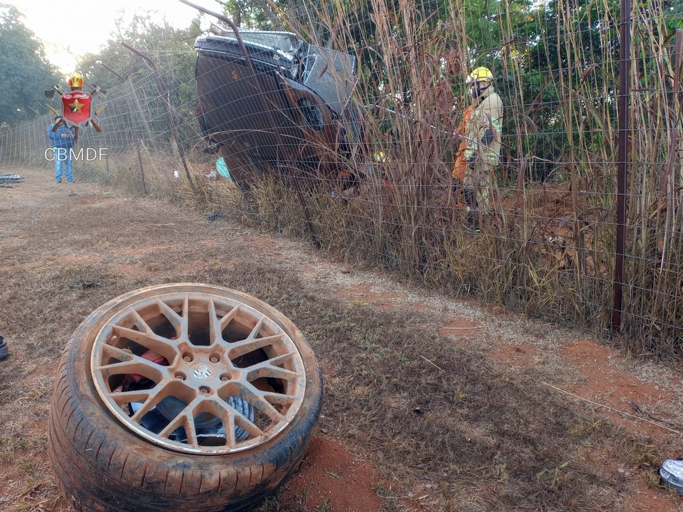 Carro perde a roda em acidente de trânsito, no DF — Foto: CBMDF/Divulgação