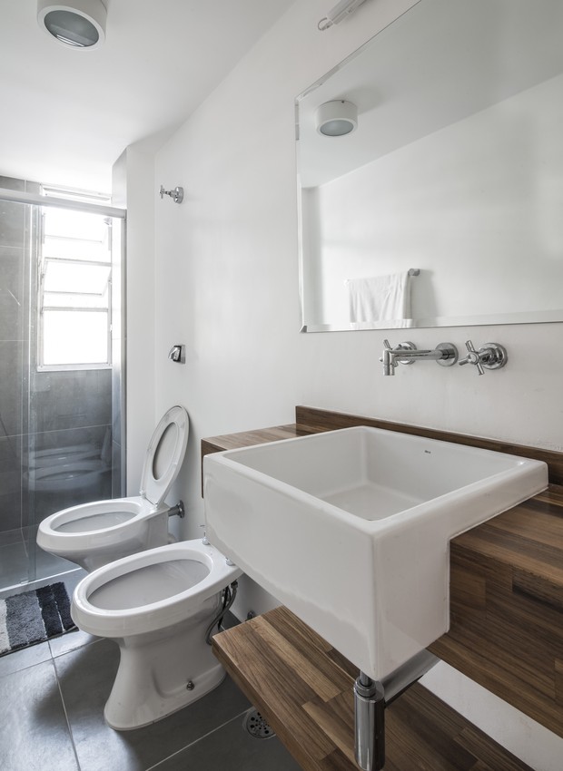 Para pessoas idosas a peça ajuda na higiene pessoal de forma mais prática que a ducha higiênica. Projeto da LCAC Arquitetura (Foto: Guilherme Pucci / Divulgação)