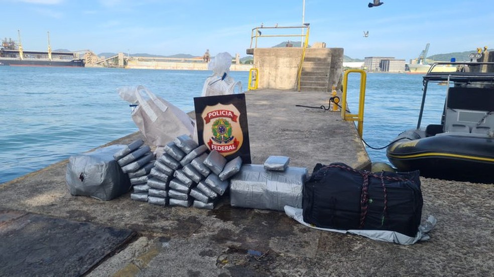 Marinha e PF localizam 191 kg de cocaína em casco de navio — Foto: Divulgação/PF