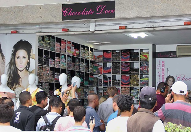 Multidão se aglomera em porta de loja para ver Geisy Arruda (Foto: Fernanda França e Thais Aline /Ag. Fio Condutor)